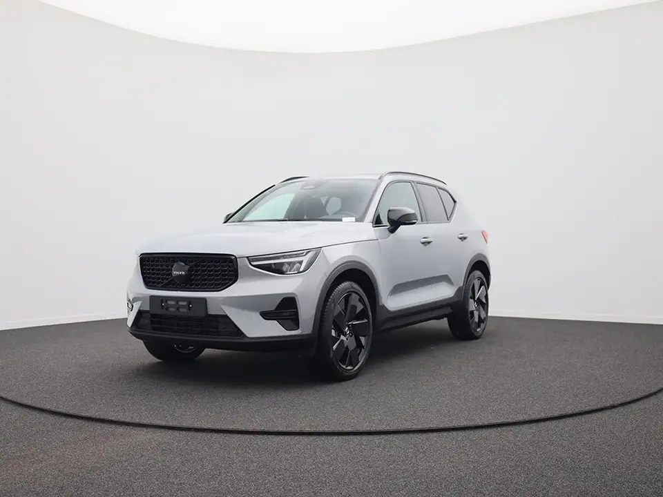 2026 Volvo XC40 Black Edition Plus B4